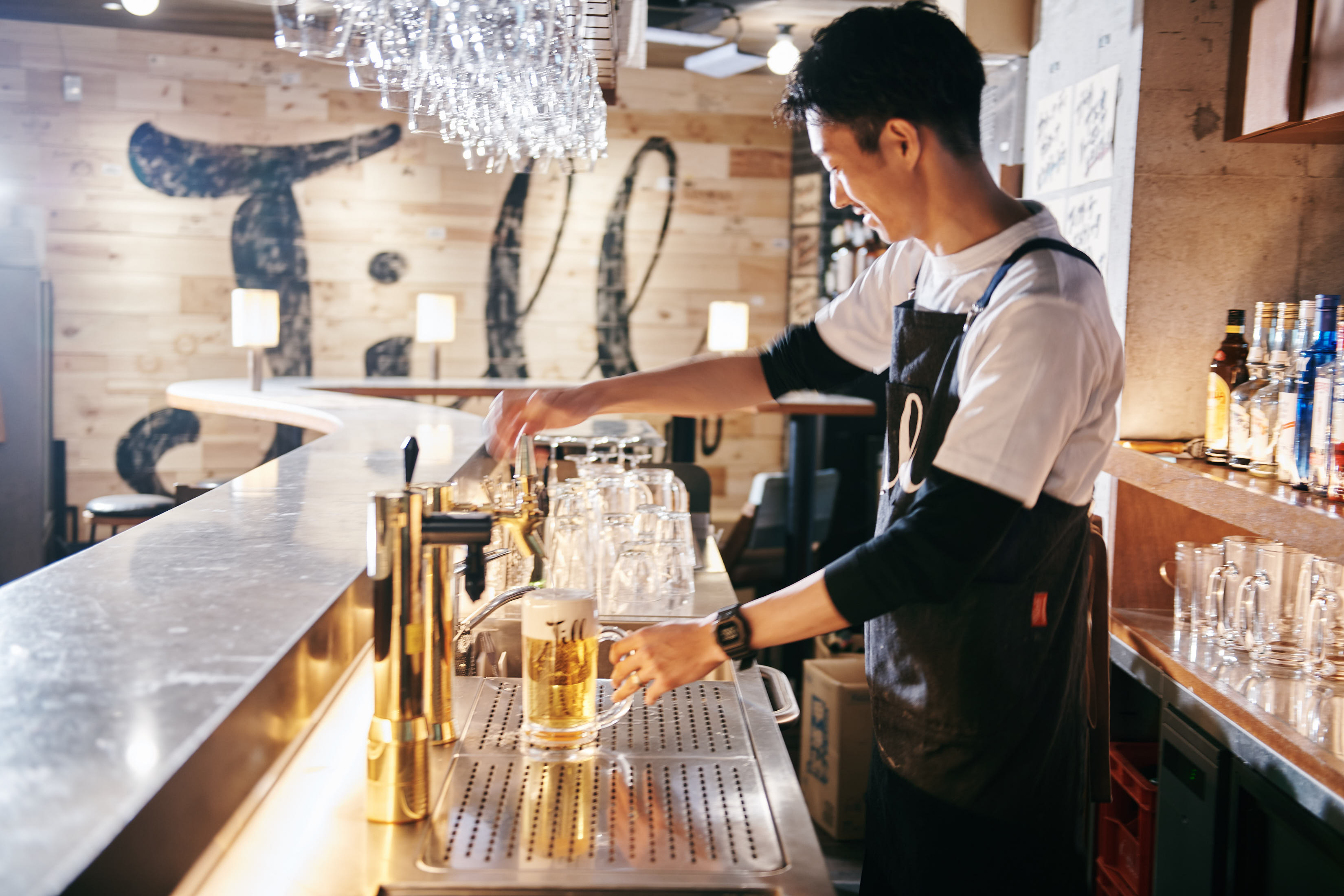 ドリンク1杯から生まれる会話と空気感。演出もサービスの一部。