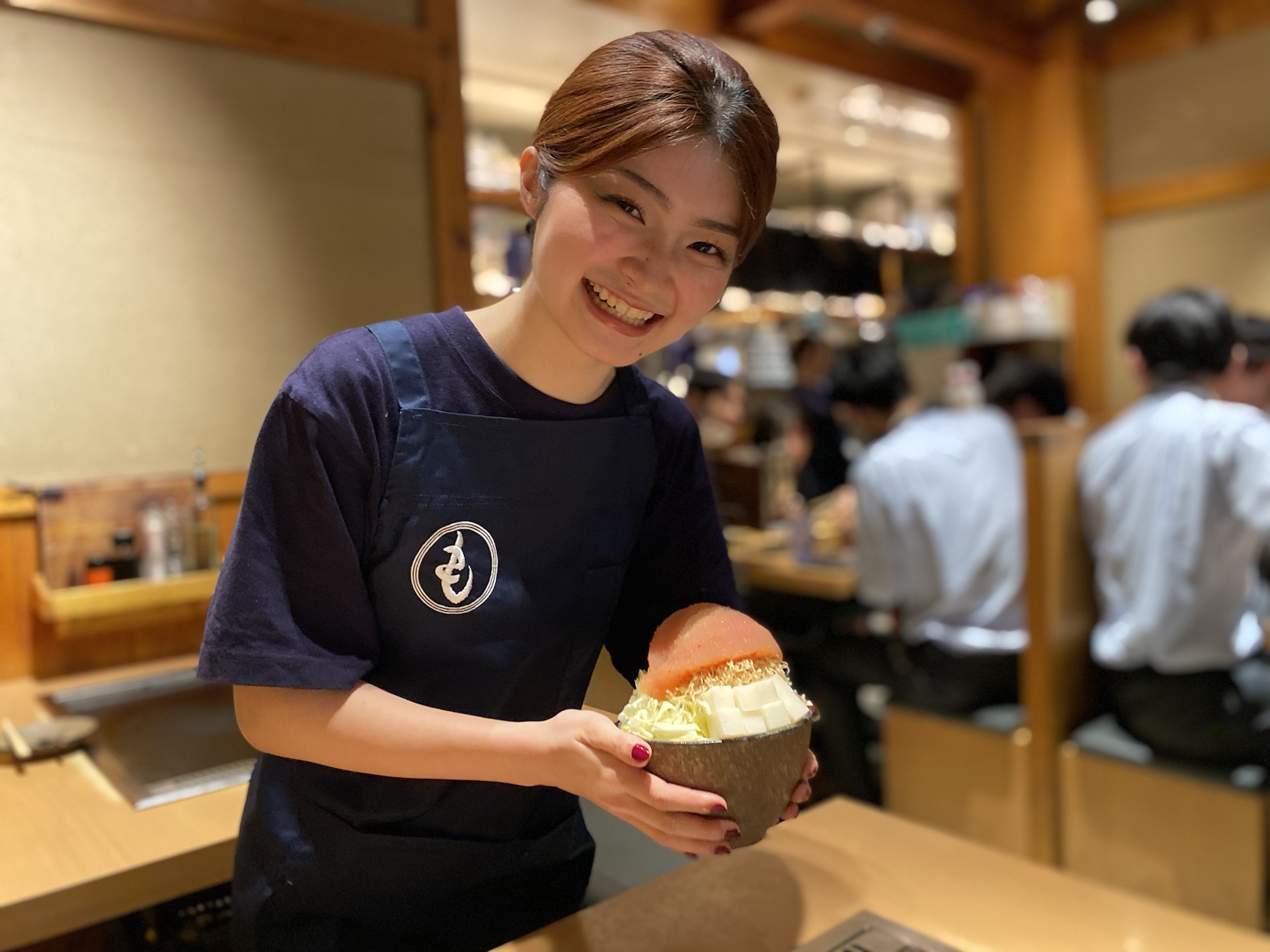 飲食業界未経験の方も大歓迎!俳優・モデル・CA・お笑い芸人など、様々な職歴の人が活躍しています