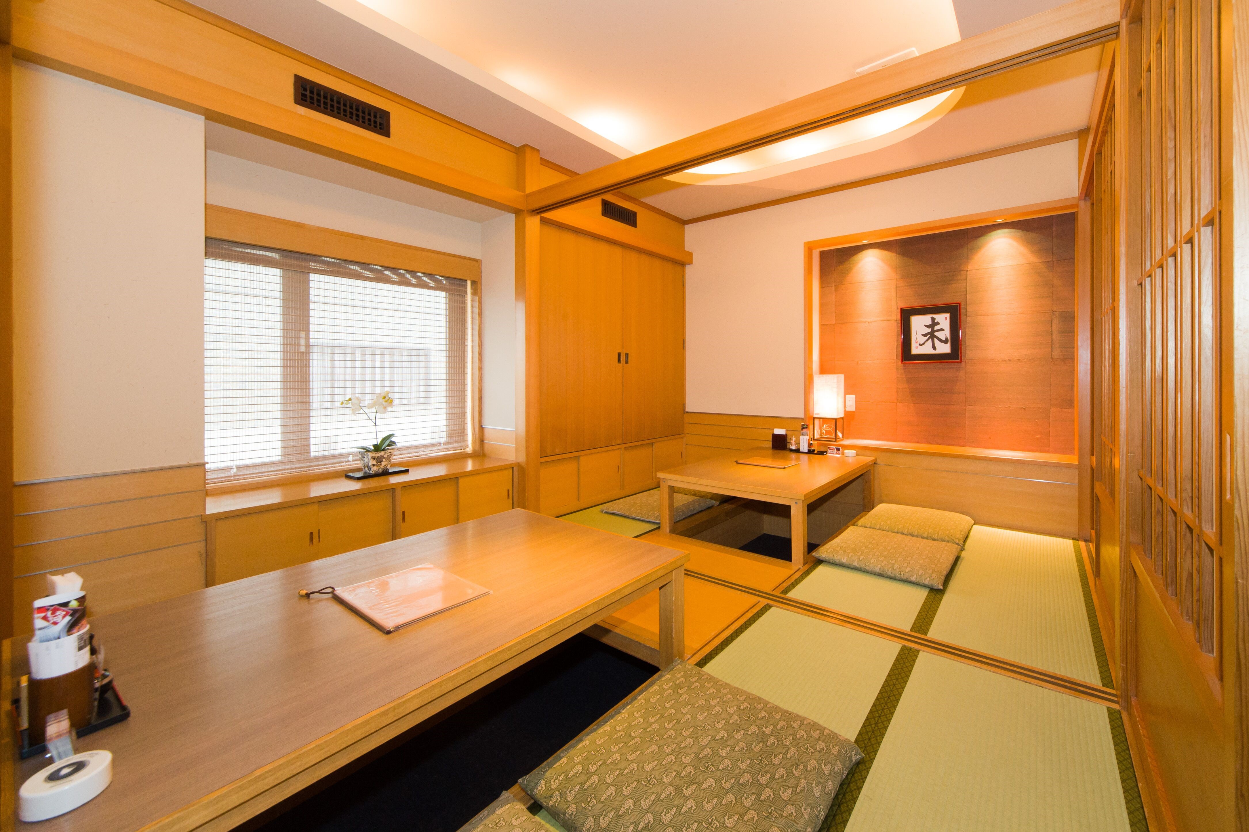 料理と向き合う時間をゆったりと過ごせる、落ち着いた店内空間です。