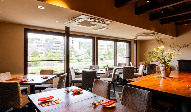 鴨川を一望できる当店は地元の方はもちろん、観光で訪れる多くの方にご来店いただいております。