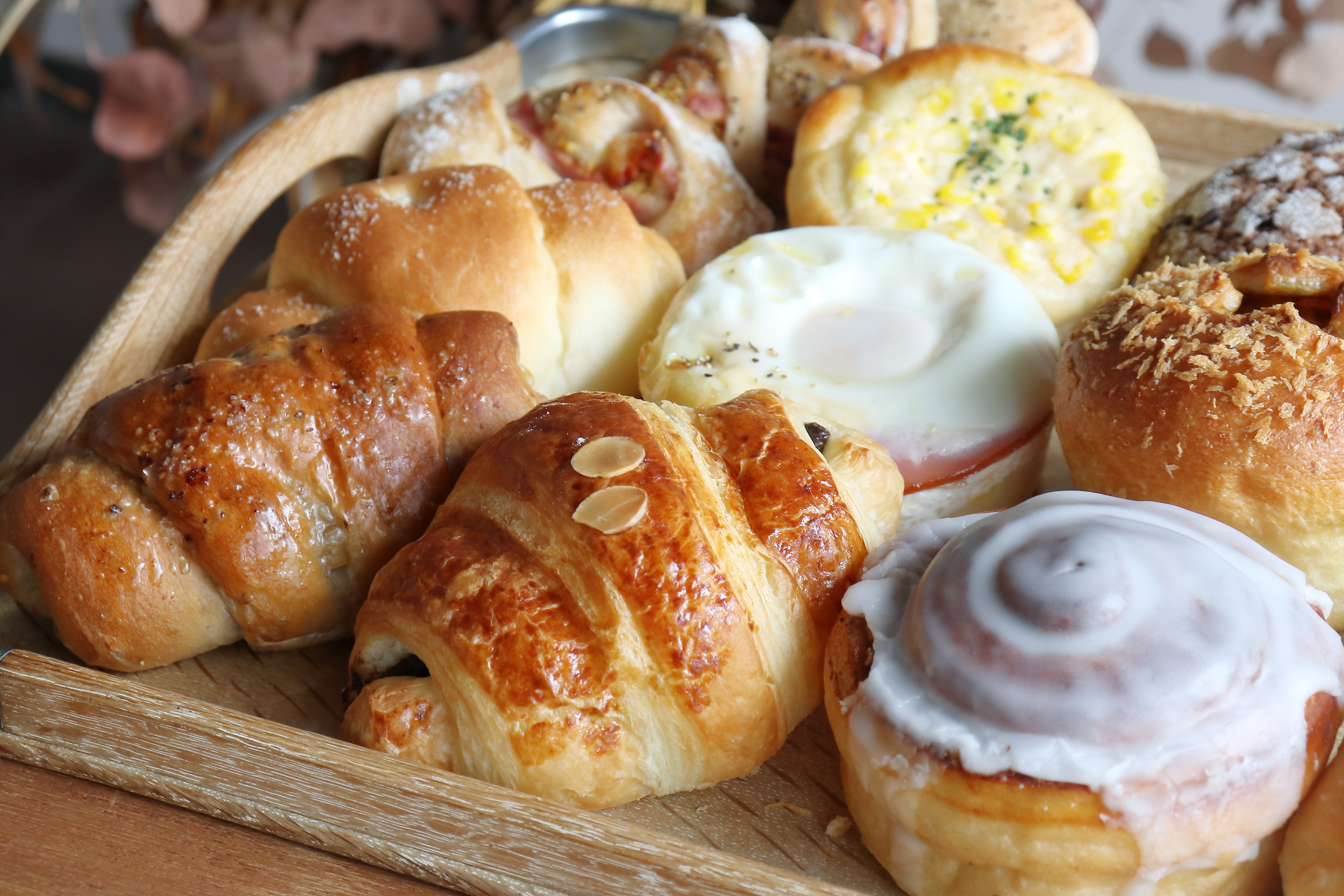 30種以上の手づくりパンを販売。焼きたての温もりが伝わります。