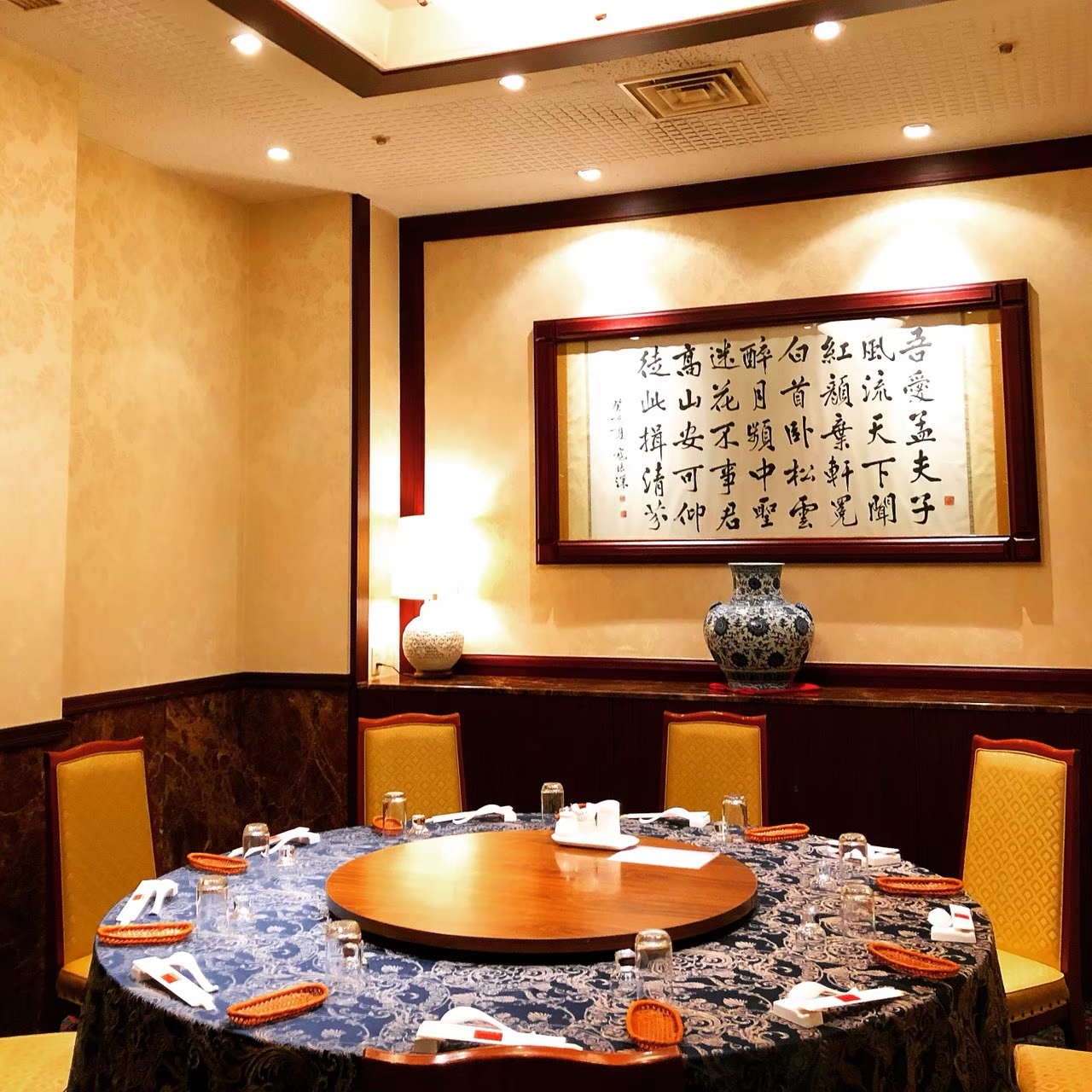 創業70年。落ち着いた雰囲気の店内で、本格的な中国料理を提供しています。