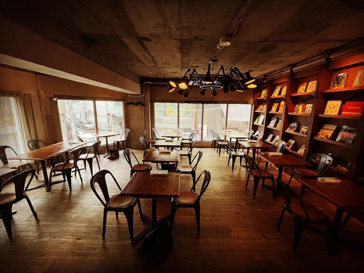 店内は、大きな窓と古本が並ぶ本棚で囲まれた、おしゃれな雰囲気♪ドラマのロケ地にもなりました!