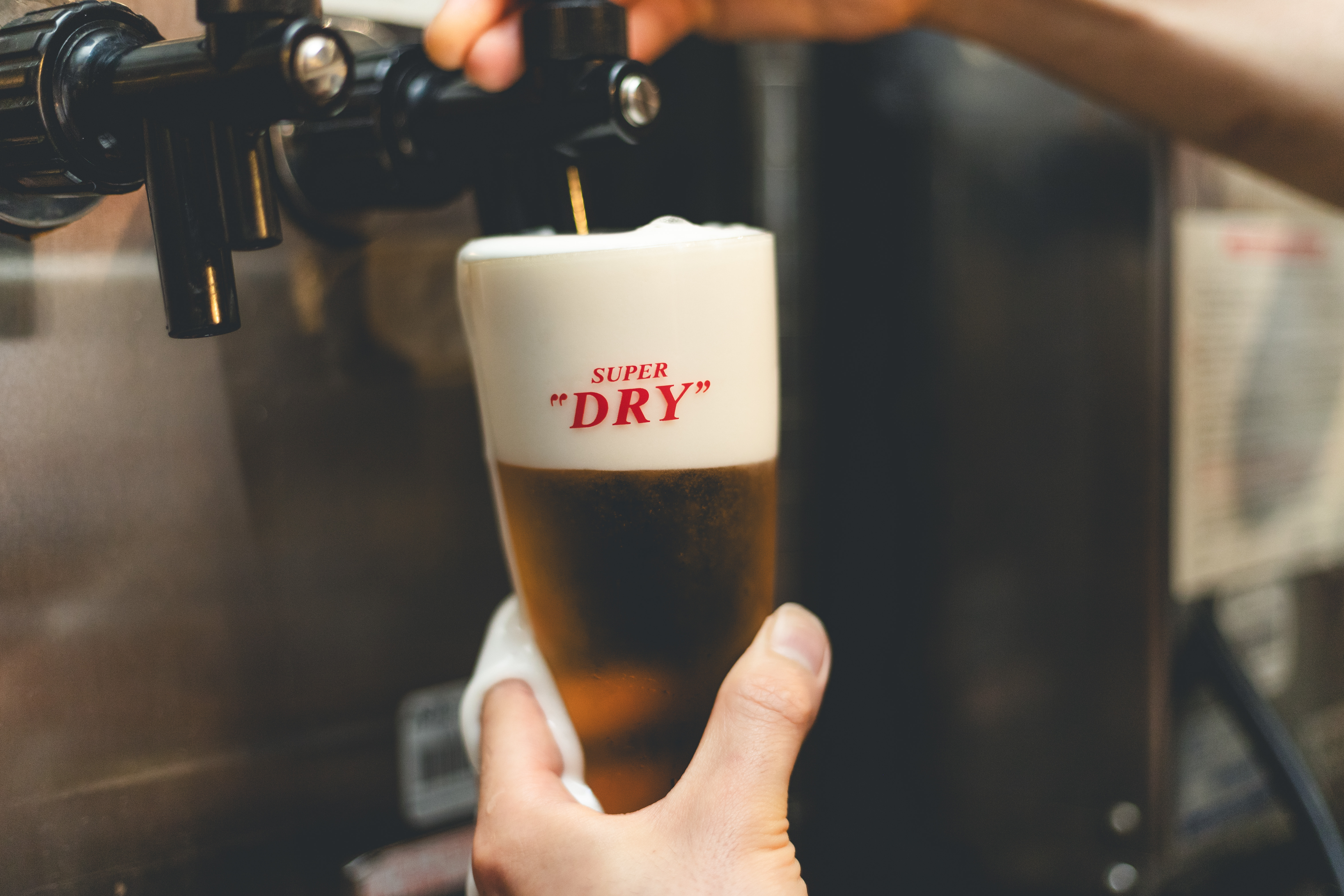 常時20種類以上のクラフトビールを提供。温度や注ぎ方にも徹底的にこだわっています!