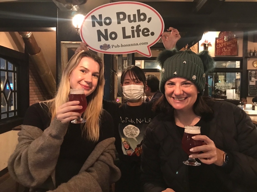 英国パブの温かい空気を楽しめる、常連も外国人も集まるにぎやかな140席のお店