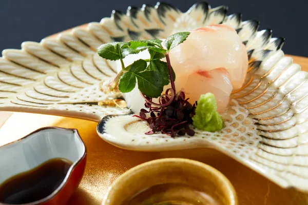 豊洲から仕入れる旬の食材を、職人の技で珠玉の一皿に仕上げます。