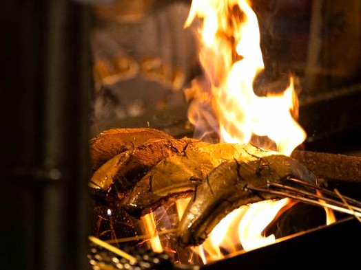 未経験歓迎！名物の藁焼きパフォーマンスなど、一生モノの調理技術が身につきます。