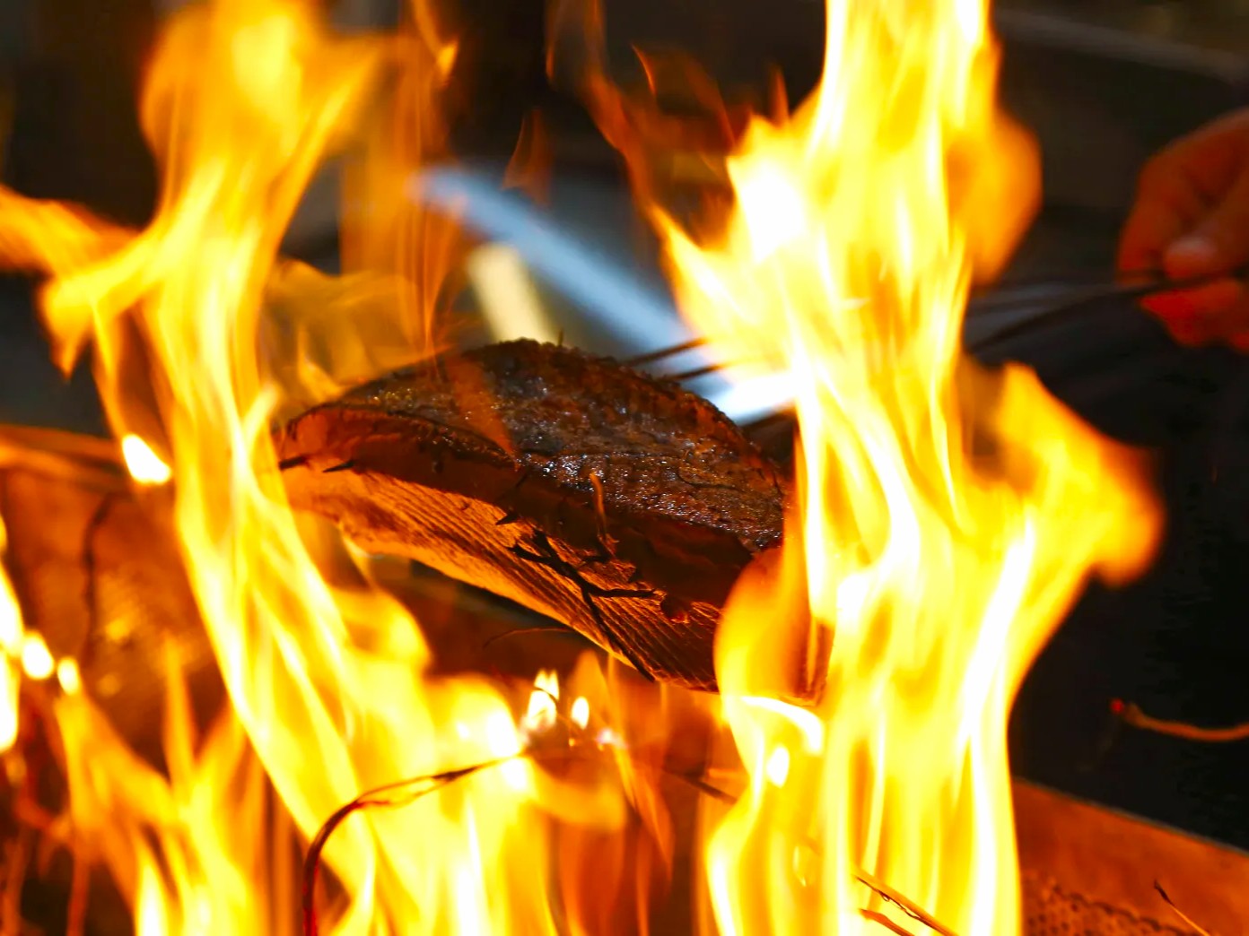 圧巻の藁焼きパフォーマンスが名物！お客様の「美味しい」が直接の喜びに。