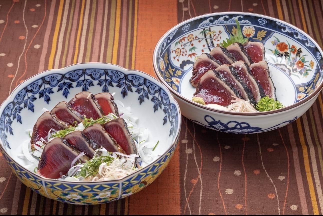 一度食べたら忘れられない、藁焼きの香ばしい風味と新鮮な鰹をお届けしています。