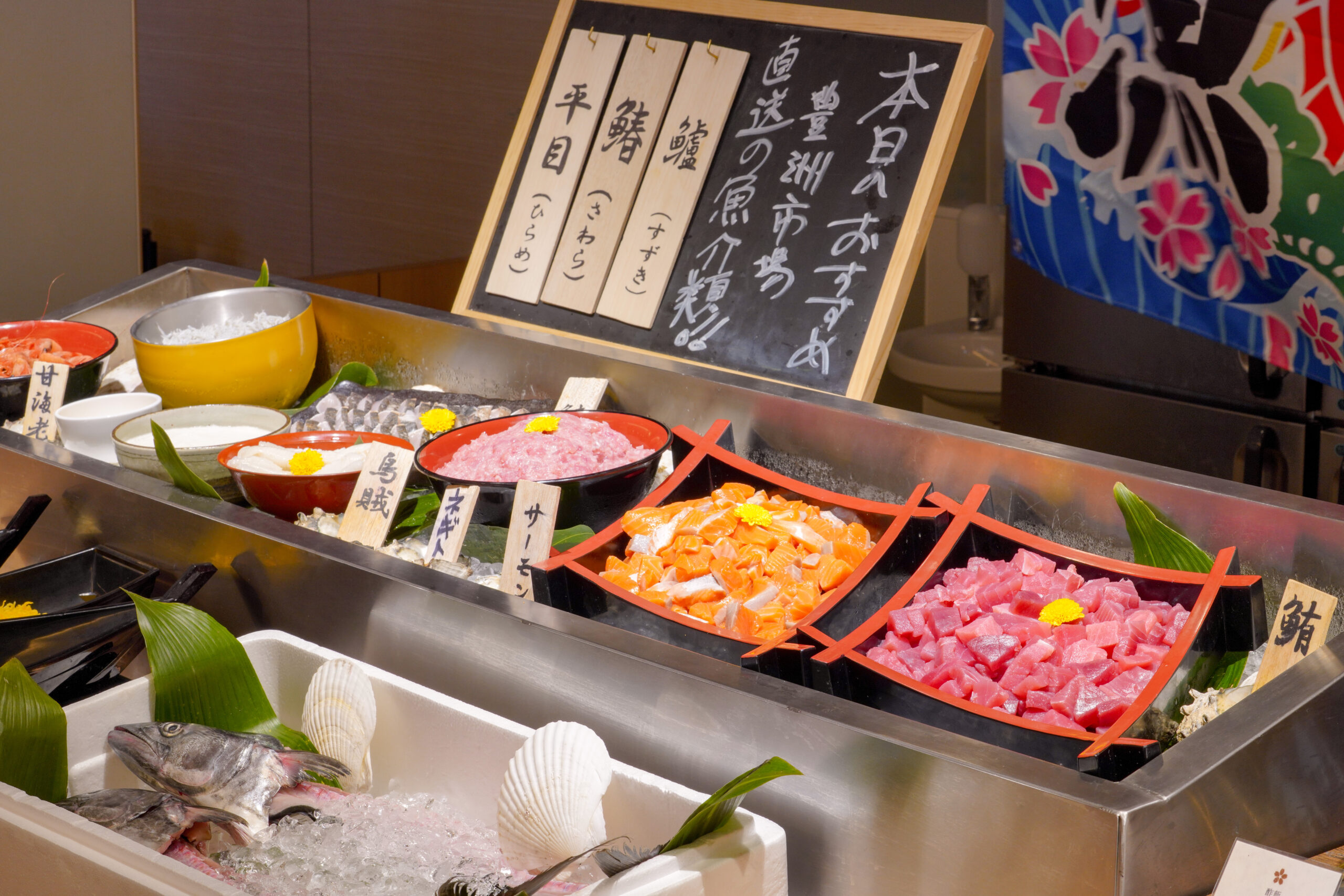 深夜のオーダー調理から朝食ビュッフェまで。和洋中の幅広い料理に携われます。