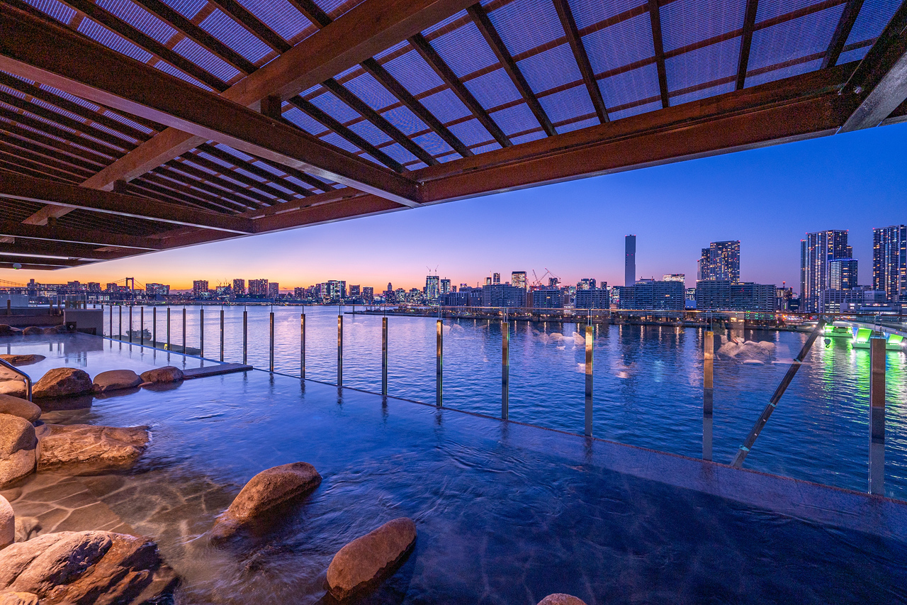 日常のすぐそばにある非日常。くつろぎの時間を支えるサービス職として、やりがいある毎日を。