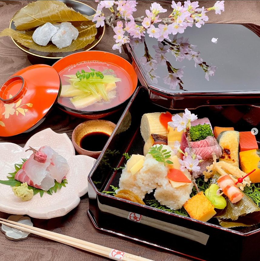 常連のお客様からは季節メニューやおせち料理もご好評いただいています
