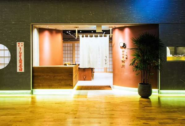 和モダンな空間の店内。ビジネスから慶事、軽い食事会まで多彩な利用が可能です。お休みは月8~9日。