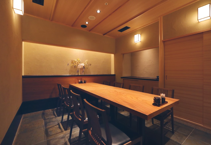  月8日～9日休み・子ども手当制度など、充実の待遇＆福利厚生もご用意しています。※画像は京都祇園店