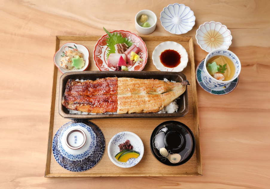 名物「一本鰻」。鰻だけでなく、様々な最高食材の卸を行う昭和7年創業のグループ企業が母体です。 