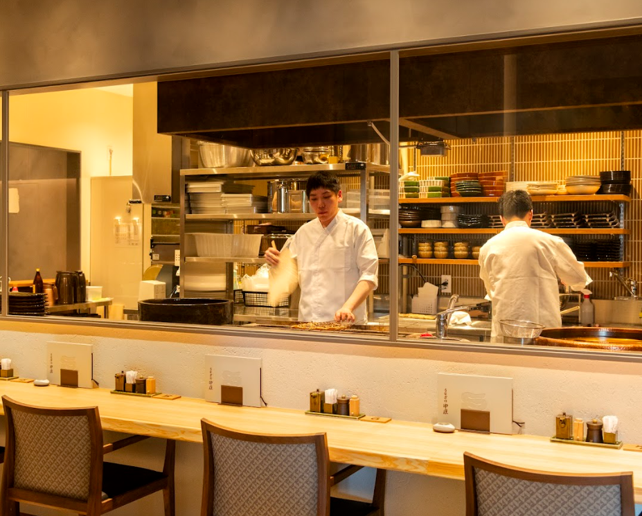 和モダンな空間の店内。ビジネスから慶事、軽い食事会まで多彩な利用が可能です。お休みは月8~9日。