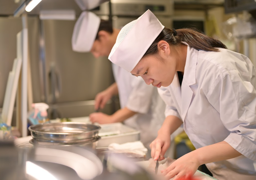 女性の料理人も活躍中。月8日～9日休み・子ども手当制度など、充実の待遇＆福利厚生もご用意しています。