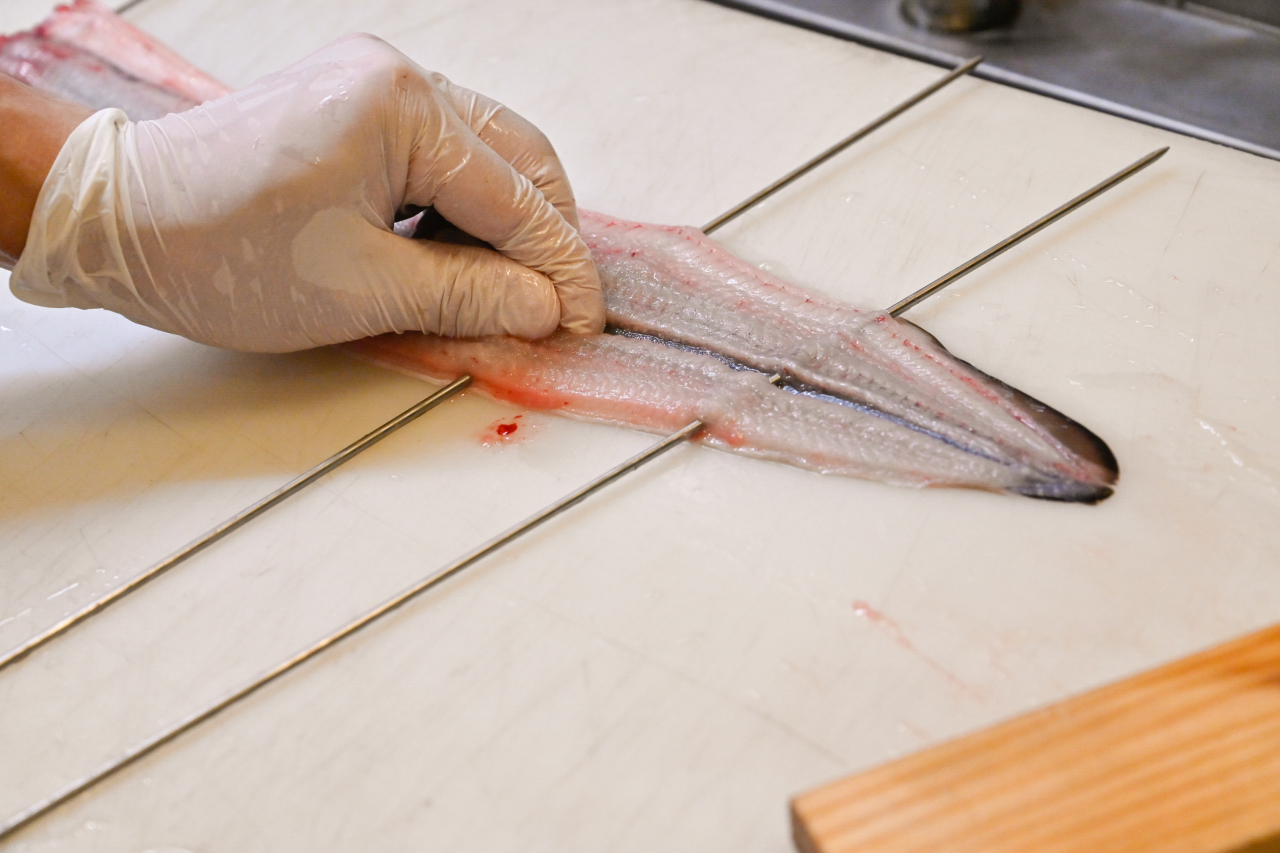 「捌き、串打ち、焼き」という一生モノの鰻調理の技を身に付けるチャンス。月給28万～34万円を支給。