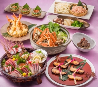 都会の喧騒を忘れるような緑を望む落ち着いた空間の中でお料理を提供しています