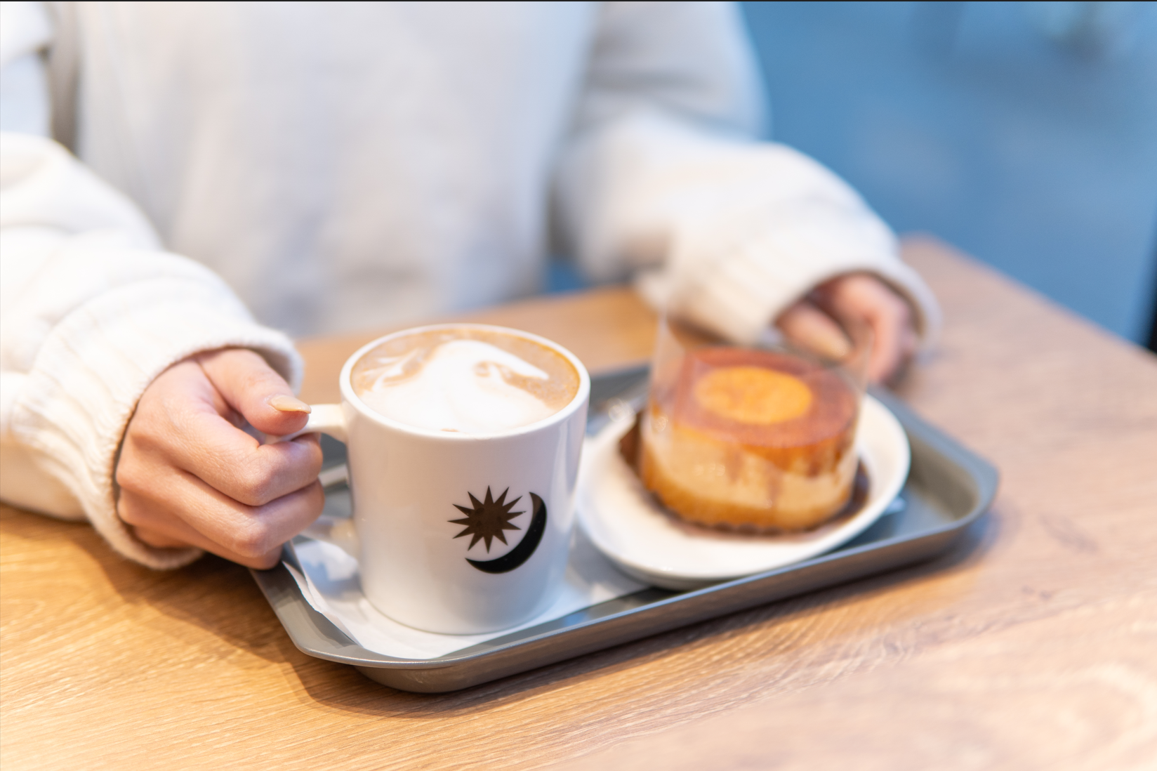 朝はパンとコーヒー 、昼はパスタやカフェごはん 、夜はお酒も楽しめるバルスタイルに!