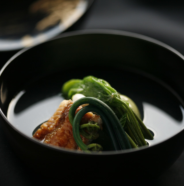 山菜や鮎、キノコのほかに熊や猪を使ったジビエ料理もご提供。
