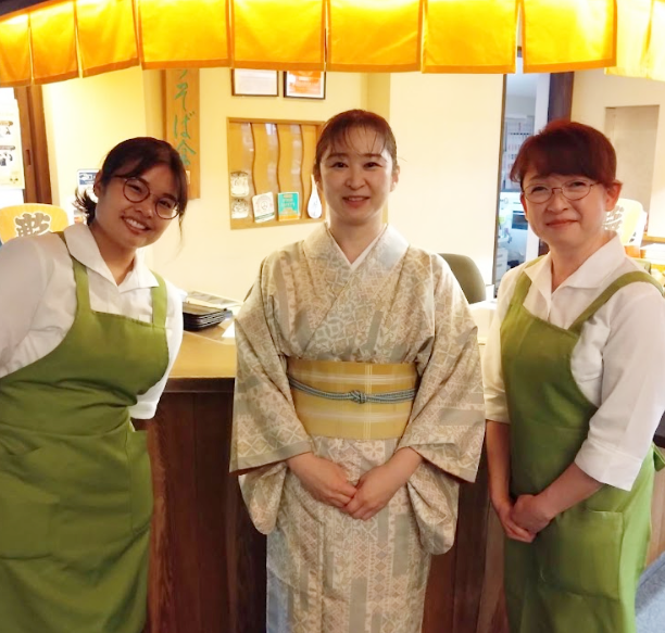 百余年変わらない味と技を引き継ぐそばの名店がホールスタッフを募集。未経験OK。