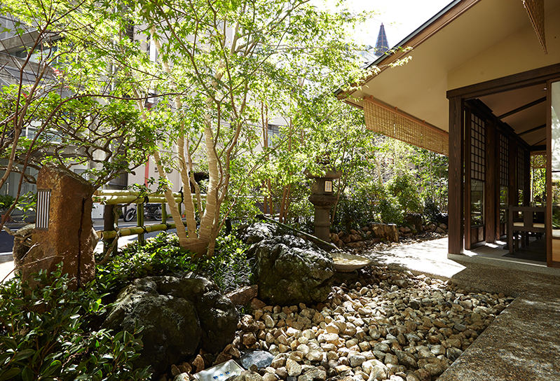 和風庭園を眺めながら食事ができます。1階のテーブル席以外に、2階には予約中心の個室も完備しています。