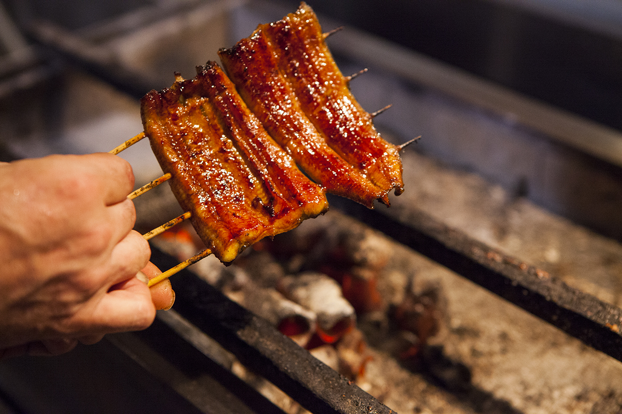 毎日変わらぬ美味しさを届ける、老舗の味を支える調理現場。