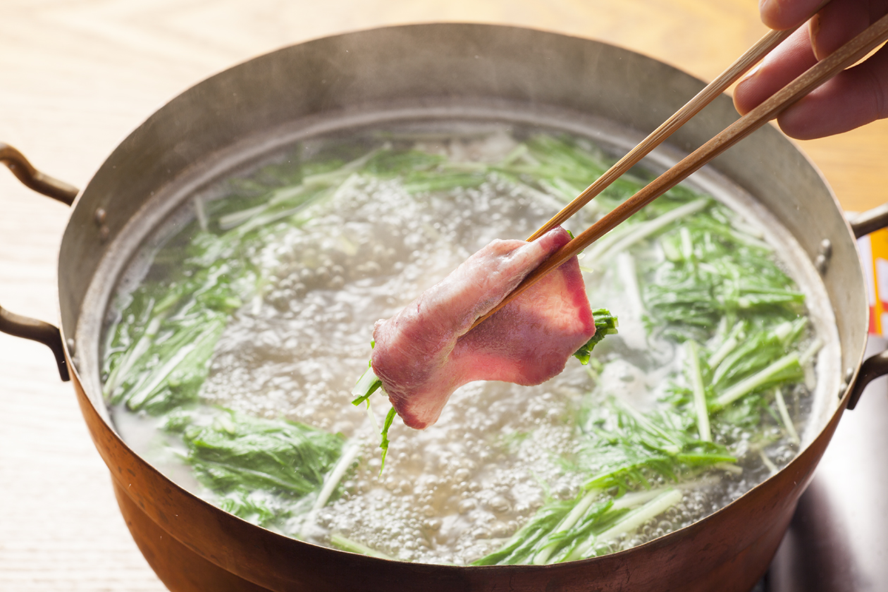 焼きの音や香りもごちそう。五感で味わう“和の肉料理”。