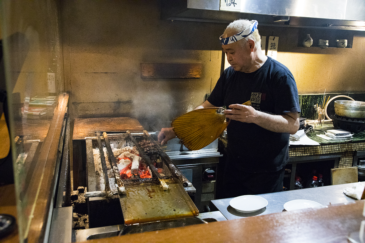 丁寧な仕込みから始まる一日。落ち着いた厨房で集中できます。