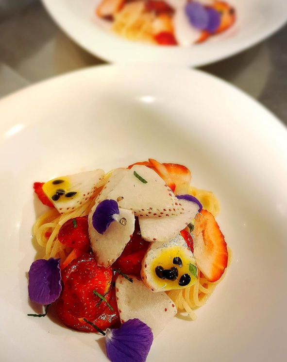 色彩豊かなパスタ料理。 季節の食材を取り入れた、見た目にも美しい一皿。