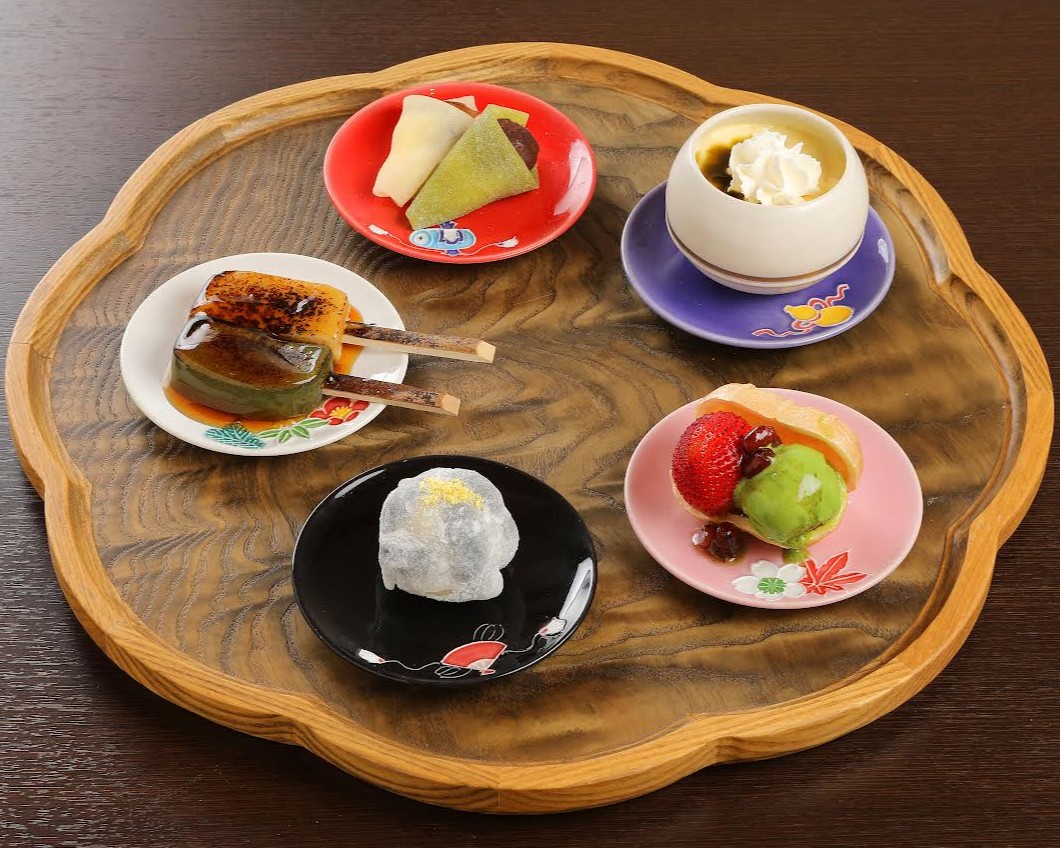 人気の甘味メニューも自慢。器の美しさが、ひと皿を特別に引き立てます。