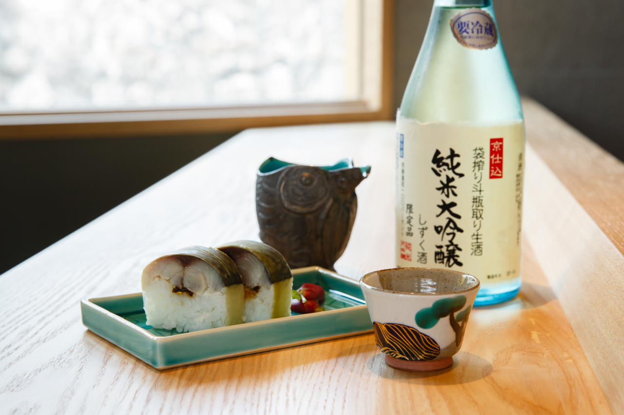 自社製の酒器で味わう、京都の地酒と季節のおつまみ。目でも楽しむおもてなしです。