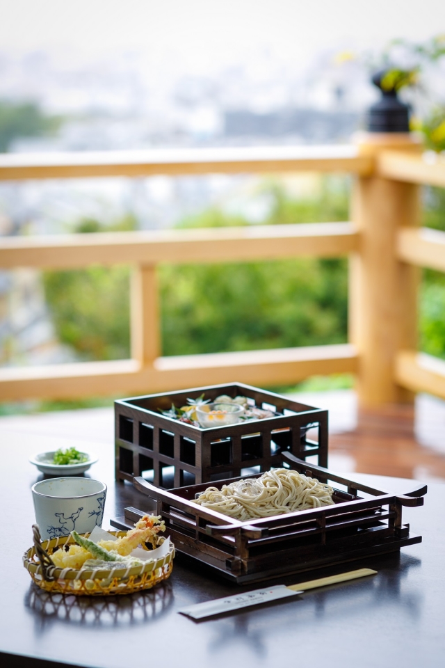 景色と料理、どちらも楽しめる贅沢な時間。観光のお客様にも大好評です。