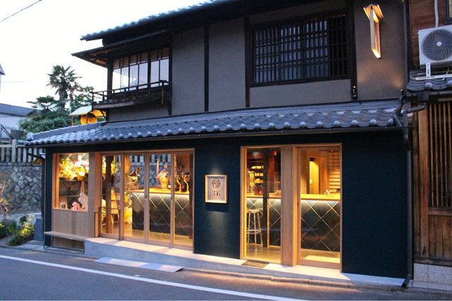 京町家をリノベーションした隠れ家のようなお店。おしゃれで趣のある佇まいも魅力です。