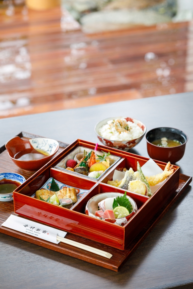 自社製の器に季節の味覚を盛り込んで。“目でも楽しむ”おもてなし。