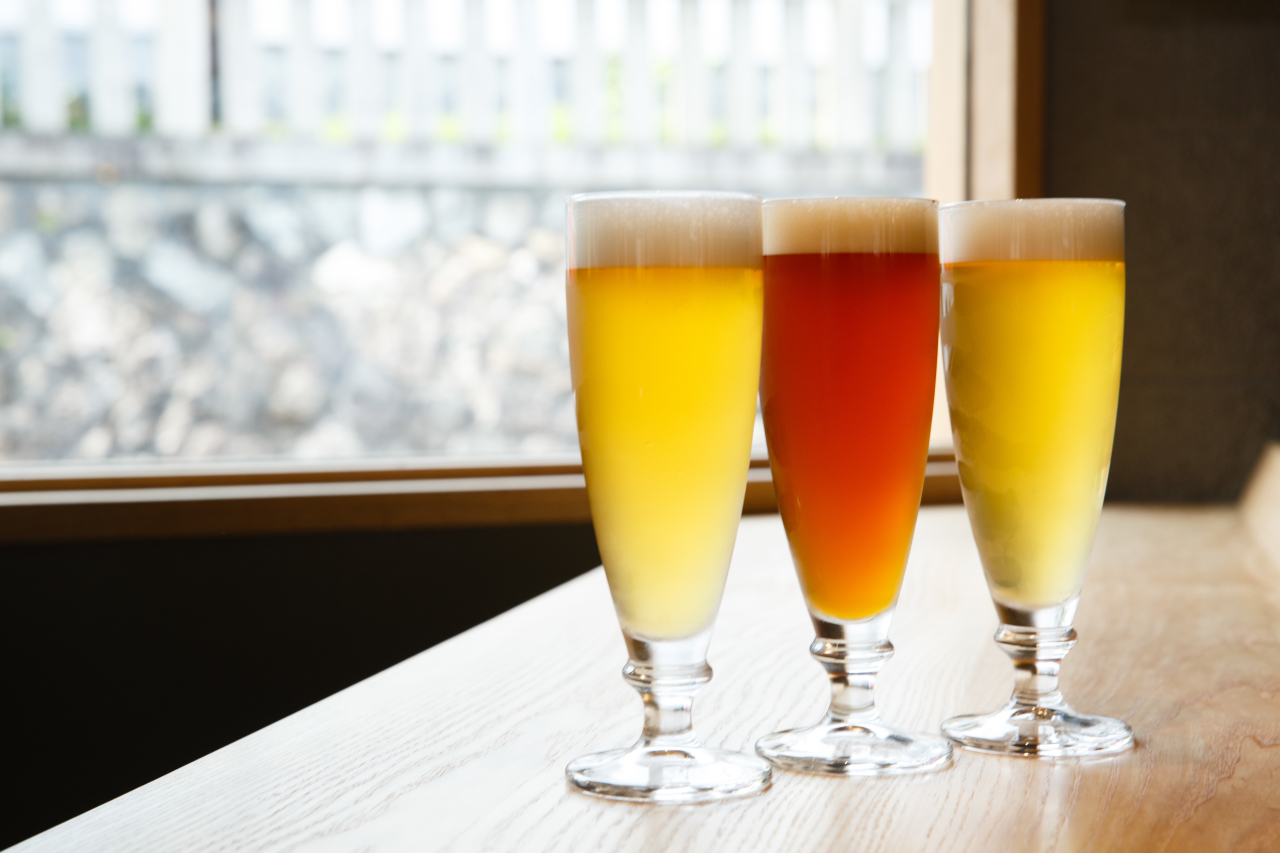 京都産のクラフトビールも人気。景色とともに、ゆったりと楽しめる贅沢な時間。