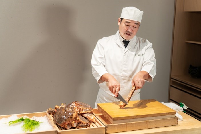 お客様の目の前で料理を披露することもございます。