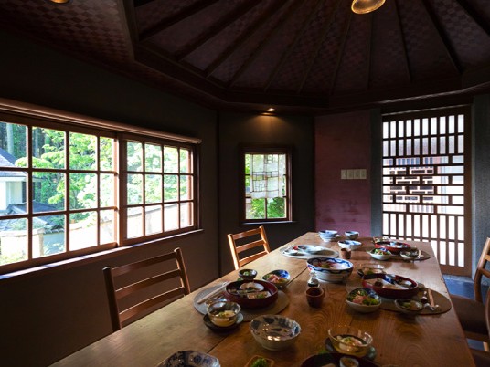 調理のみならず仕入れや食材管理まで一貫して携わることで、料理人としての総合的な実力を高められる環境。