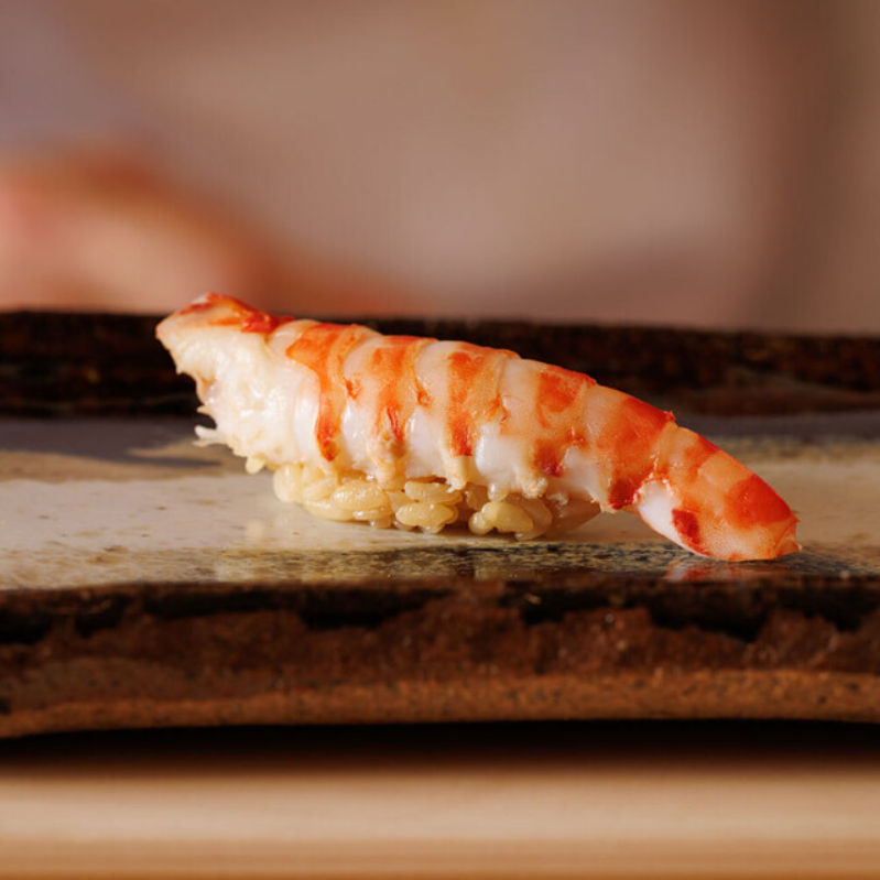 コース一皿ごとに、職人の判断と技が問われる環境。流れ作業ではない、本物の寿司と向き合えます。