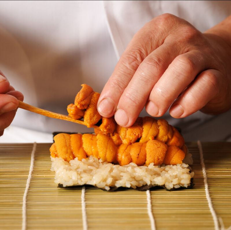 カウンター越しに、一貫一貫と向き合う。経験を活かし、技術と所作で魅せる寿司づくりができます。