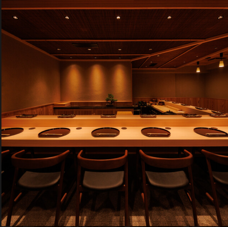 落ち着いた空間で、寿司と真剣に向き合う。騒がしさのないカウンターだからこそ、技術が際立ちます。