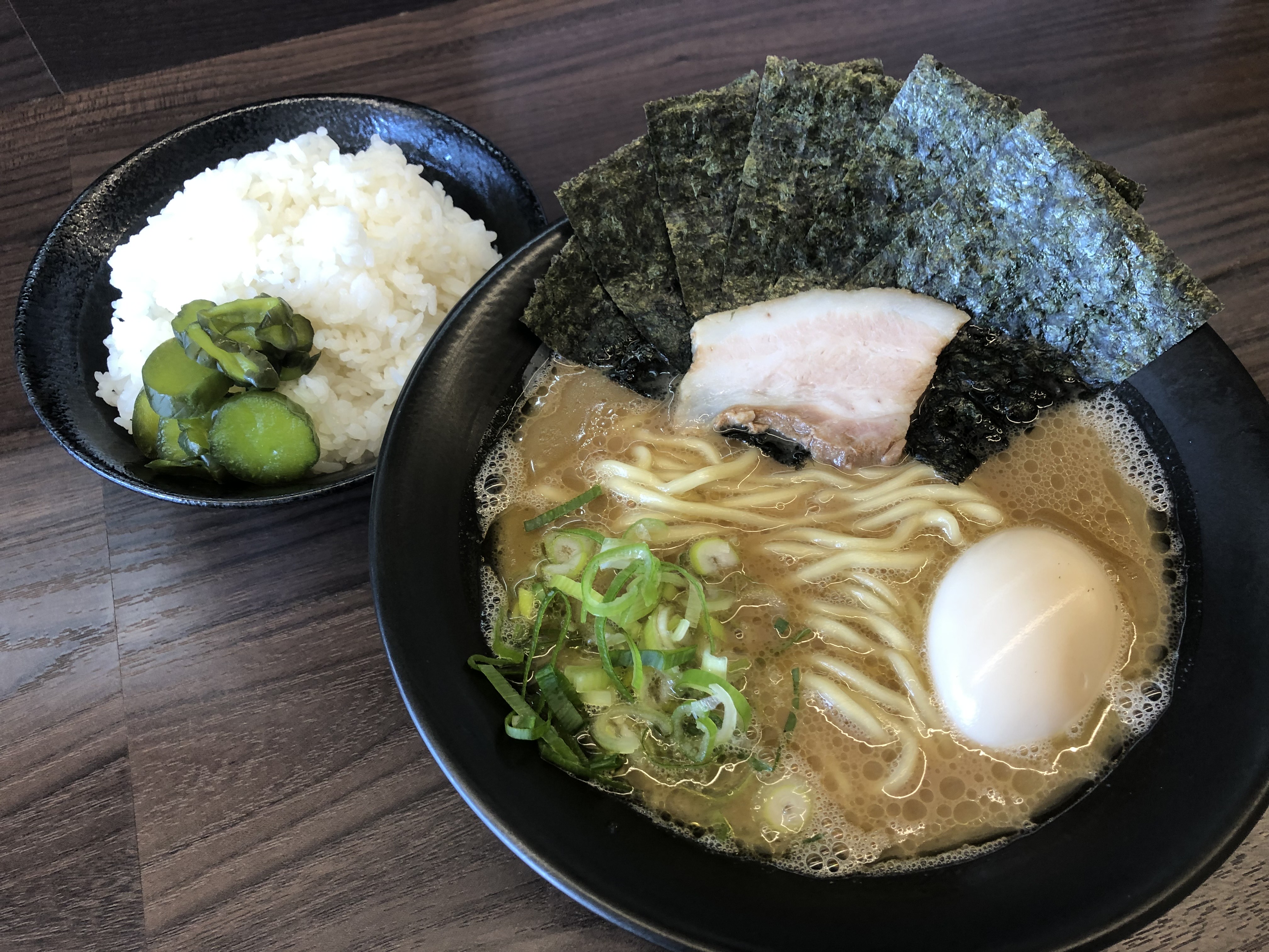 麺以外はオープンキッチンでイチから手づくり。本気でラーメンづくりを身につけたい方も必見!
