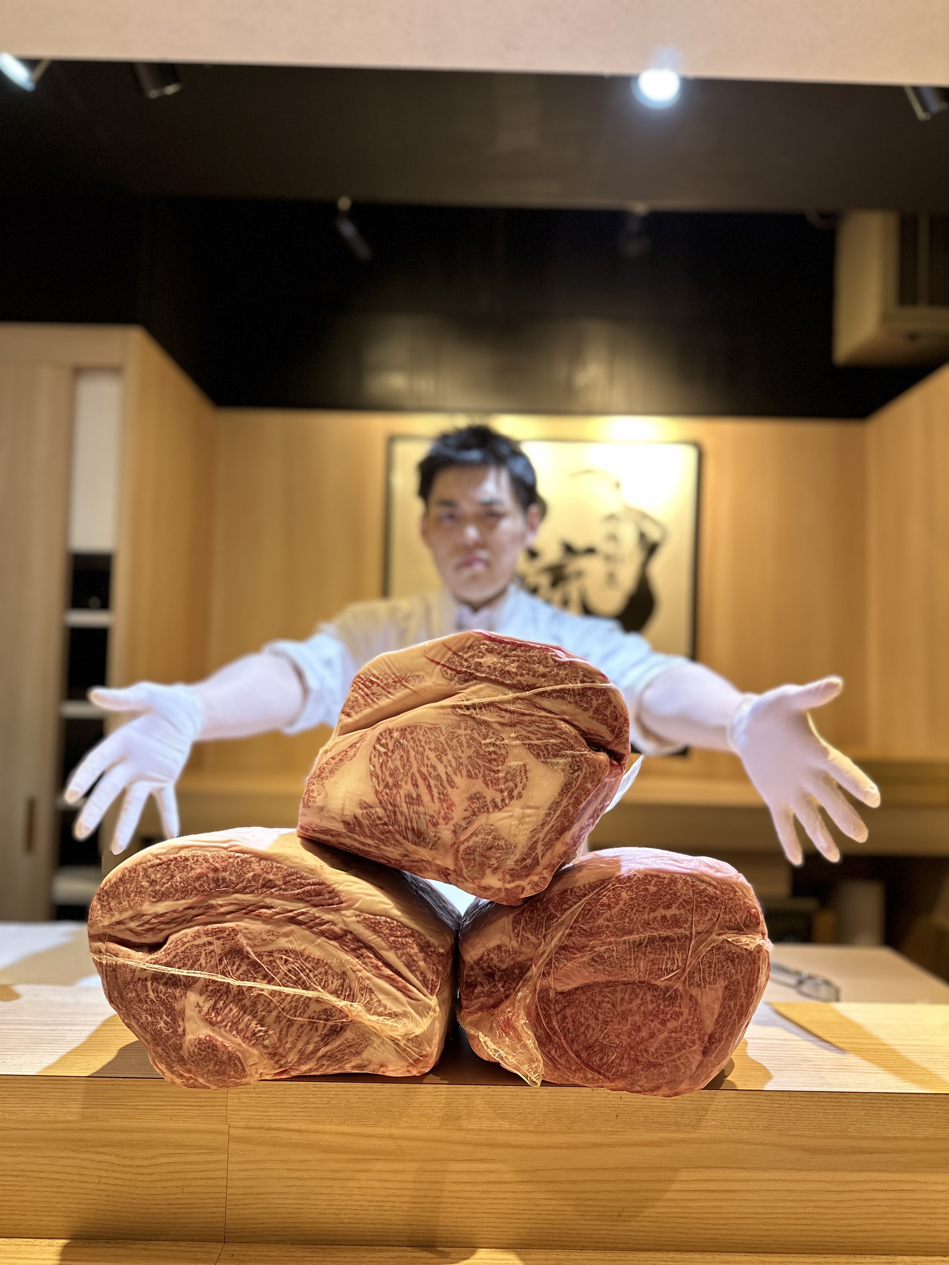 焼肉に和の要素を取り入れる、新感覚の焼肉ダイニングです。画像は名物の「花の階段盛り」