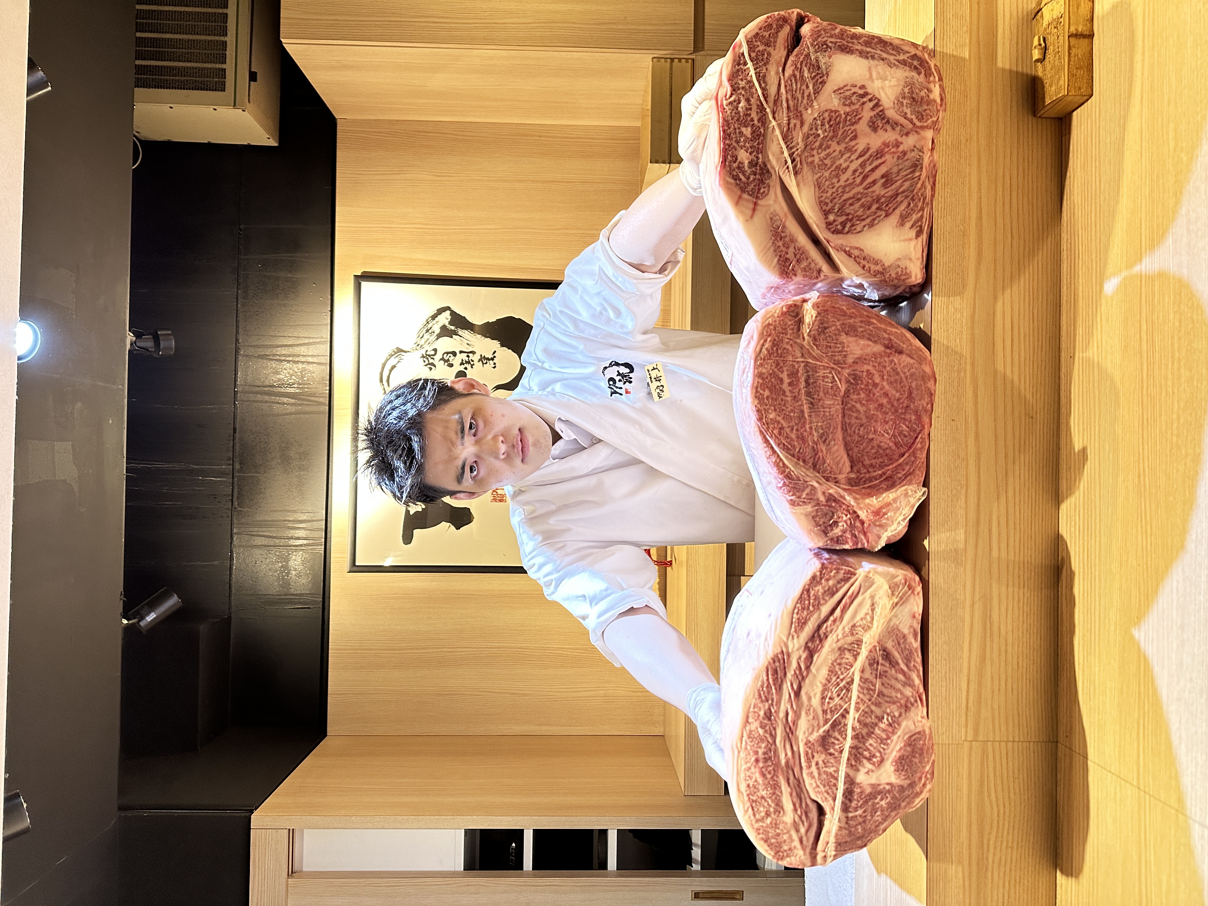 焼肉に和の要素を取り入れる、新感覚の焼肉ダイニングです。画像は名物の「花の階段盛り」