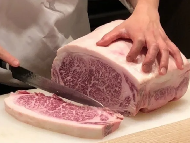 焼肉に和の要素を取り入れる、新感覚の焼肉ダイニングです。画像は名物の「花の階段盛り」