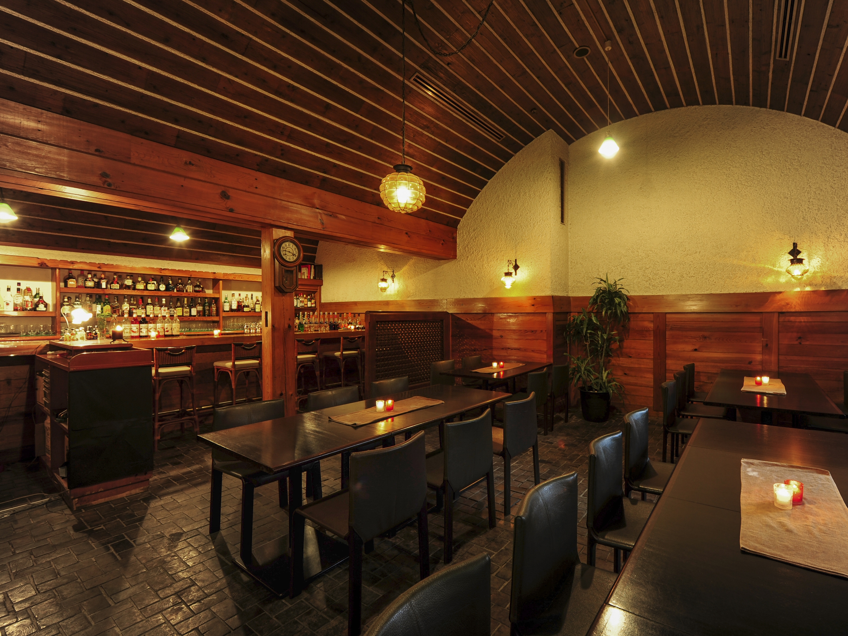 赤レンガの壁が印象的なバー「赤煉瓦」。静かな夜にグラスを傾けて。