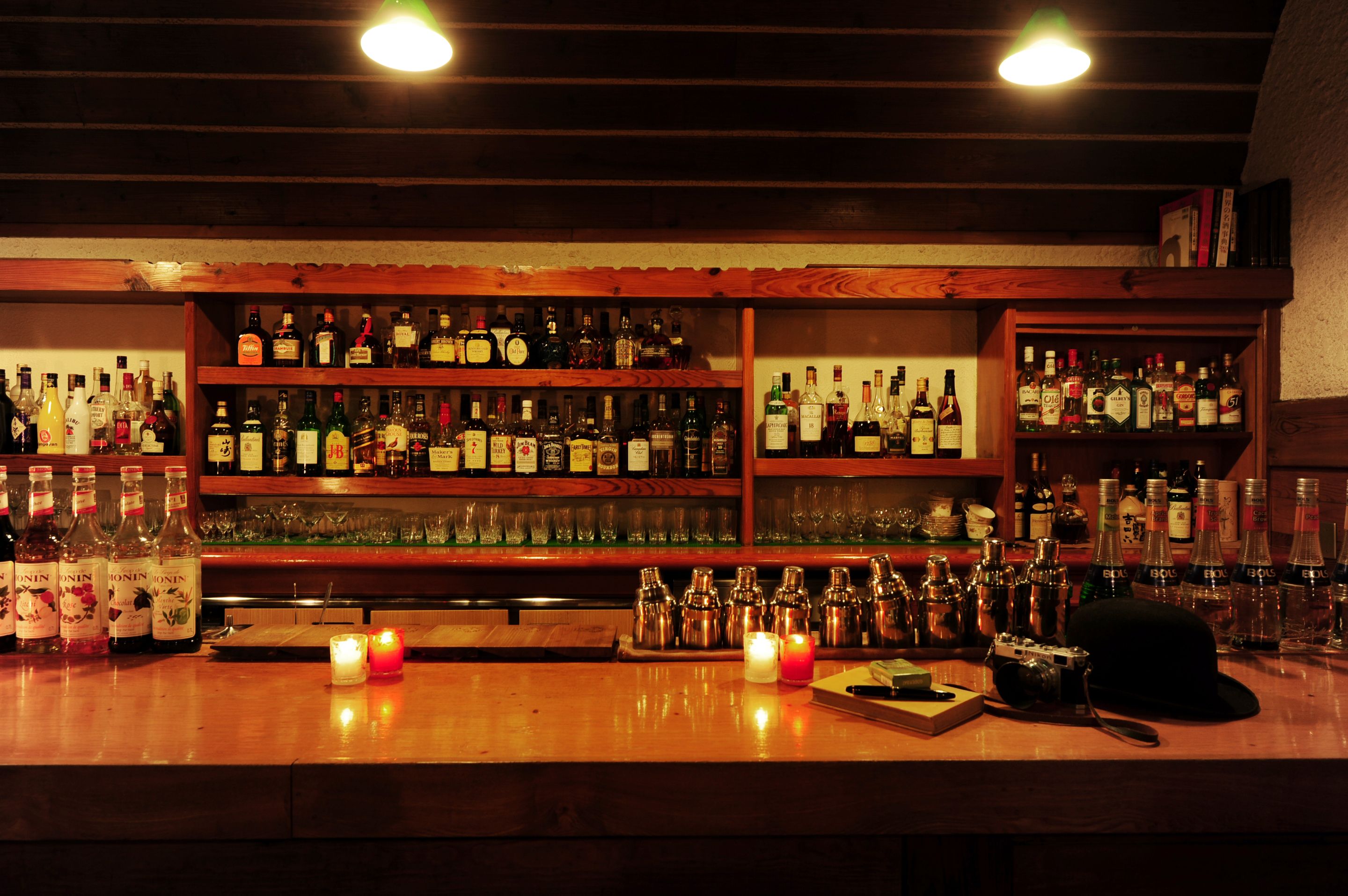 クラシックカクテルから岡山産フルーツを使った一杯まで幅広く提供。