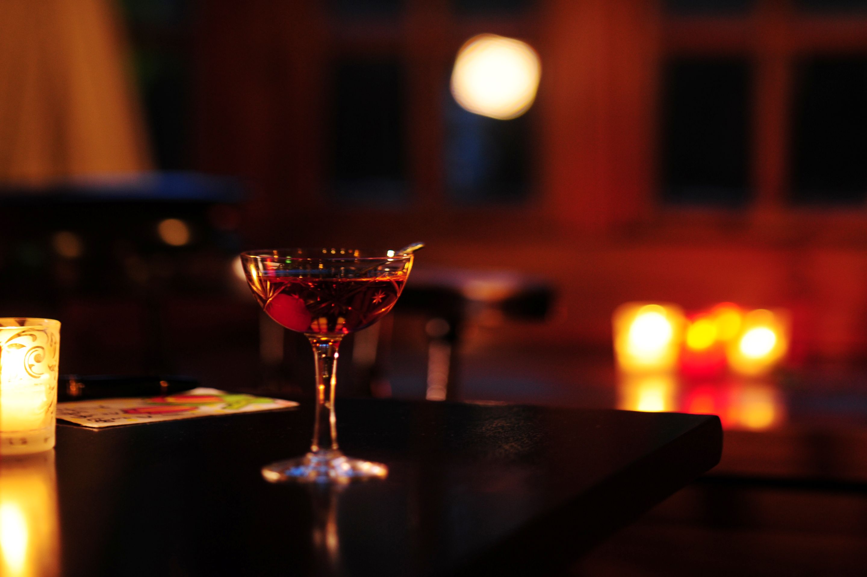 柔らかな灯りに包まれたカウンターで、お客様との語らいを楽しむ。