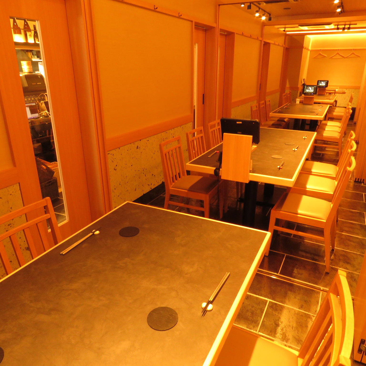 市場に出回らない魚や高級魚を扱い、料理人としての腕を磨けます。（HERO海はなれ）